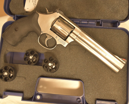 Smith & Wesson REVOLVER Mod.686-6 canna 6 Cal.357 Mag + 3 speed loader