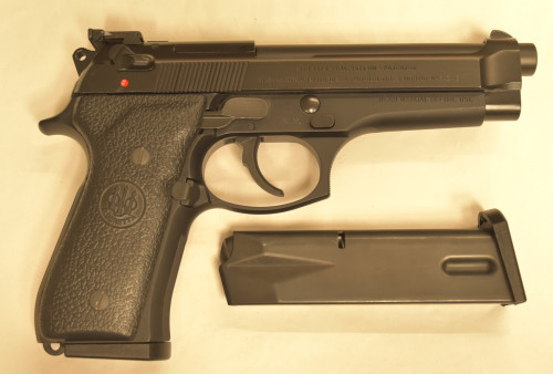 Beretta PISTOLA Mod.98FS Cal. 9x21  con Tacca di Mira regolabile , II^ caricatore ed accessori