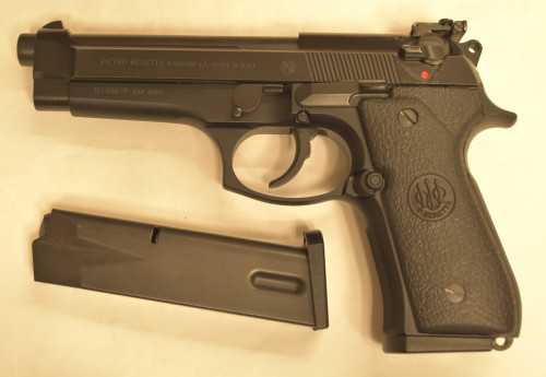 Beretta PISTOLA Mod.98FS Cal. 9x21  con Tacca di Mira regolabile , II^ caricatore ed accessori